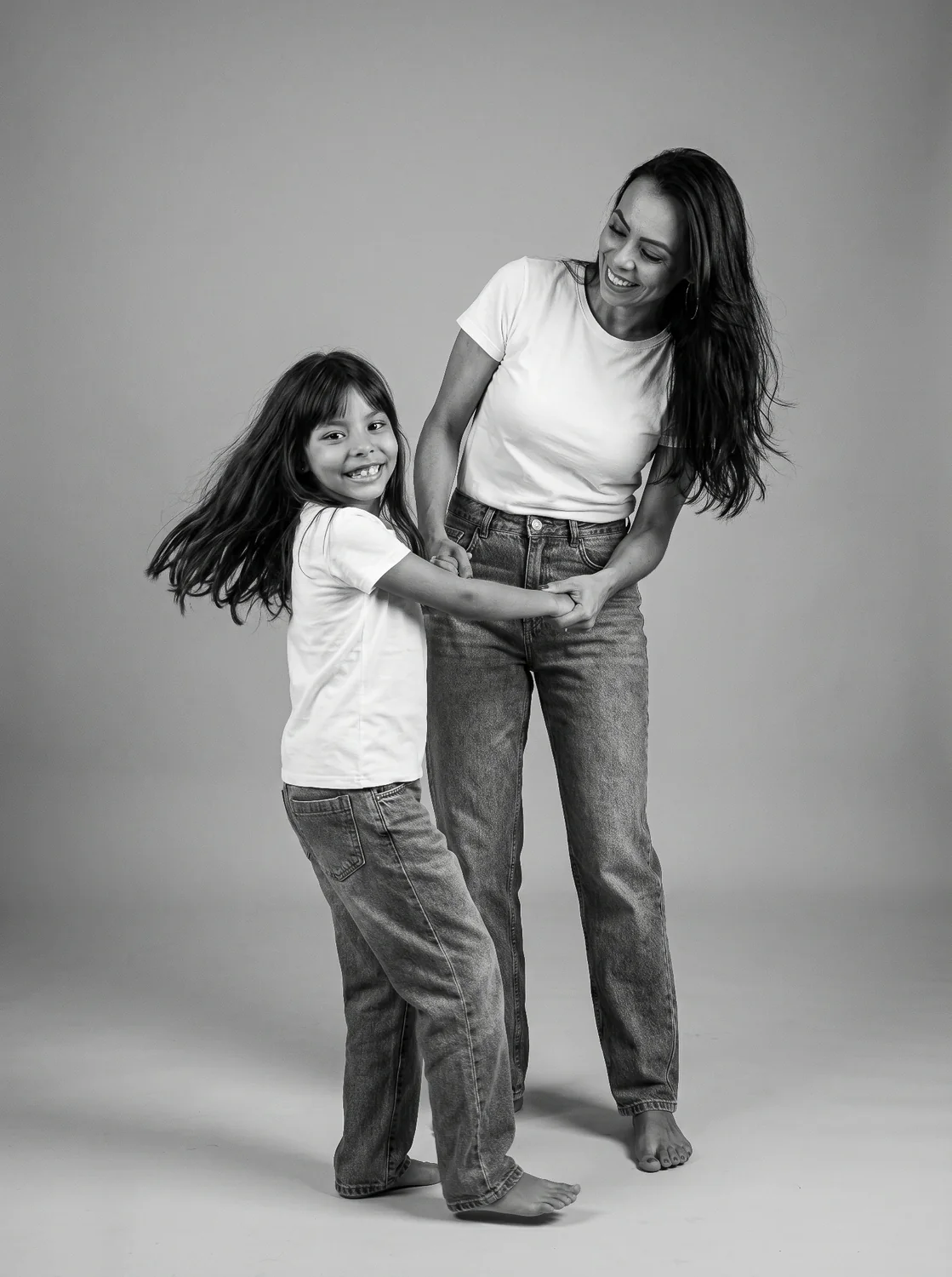 Mãe e filha em preto e branco